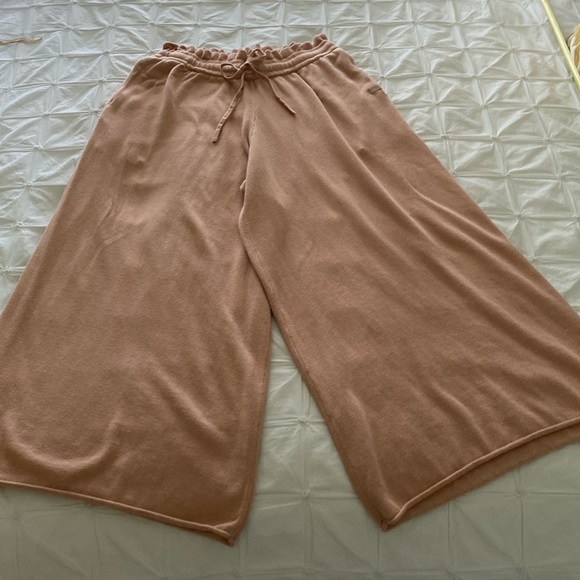 Lunya wide leg crop elastic waist lounge pants in color nutmeg - Picture 1 of 11